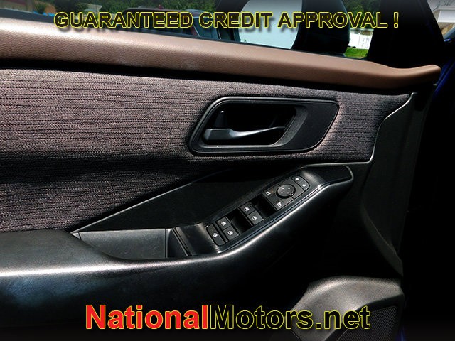 Nissan Rogue Vehicle Full-screen Gallery Image 11