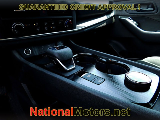 Nissan Rogue Vehicle Full-screen Gallery Image 15