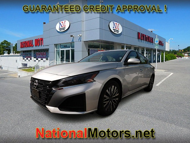 Nissan Altima Vehicle Full-screen Gallery Image 02