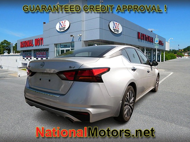 Nissan Altima Vehicle Full-screen Gallery Image 03