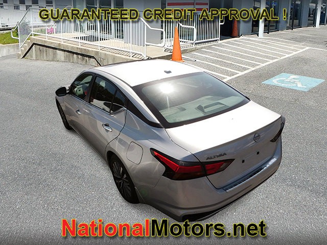 Nissan Altima Vehicle Full-screen Gallery Image 04