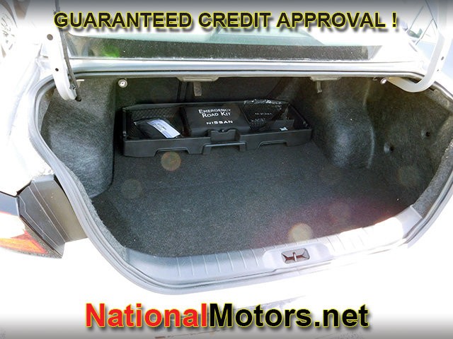 Nissan Altima Vehicle Full-screen Gallery Image 06