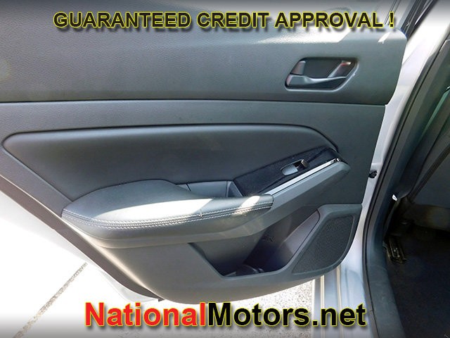 Nissan Altima Vehicle Full-screen Gallery Image 07