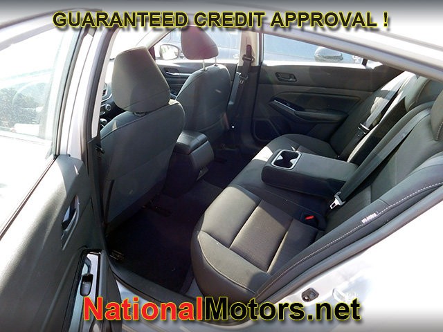 Nissan Altima Vehicle Full-screen Gallery Image 08