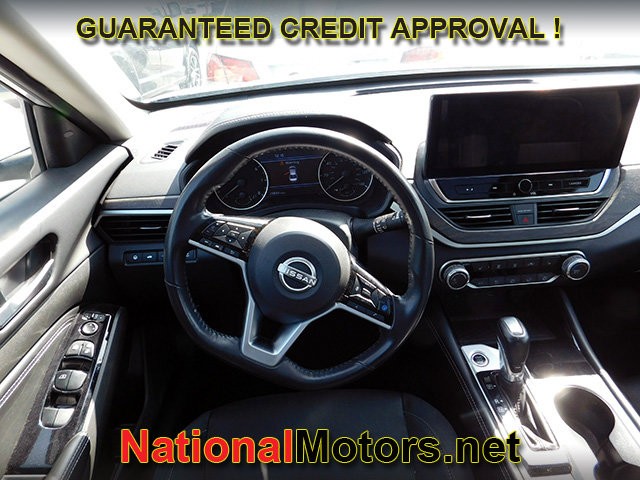 Nissan Altima Vehicle Full-screen Gallery Image 09