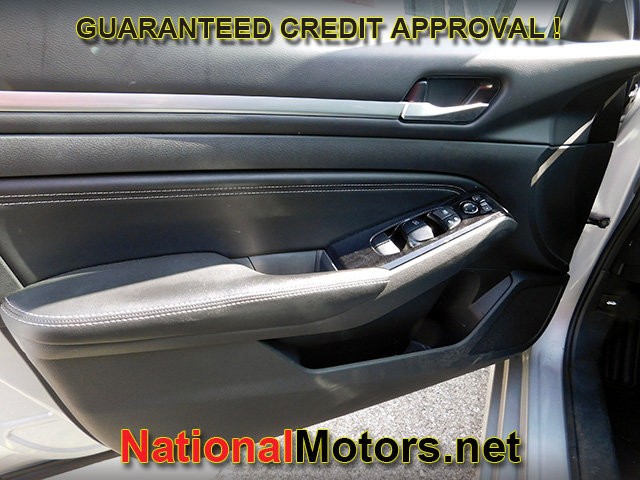 Nissan Altima Vehicle Full-screen Gallery Image 11