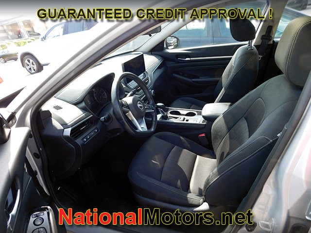 Nissan Altima Vehicle Full-screen Gallery Image 12