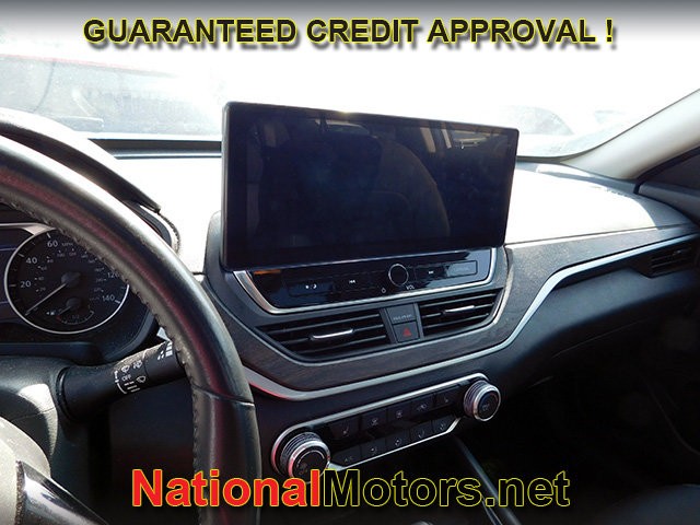 Nissan Altima Vehicle Full-screen Gallery Image 15