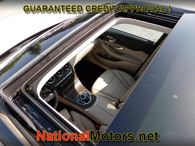 Mercedes-Benz GLC Vehicle Full-screen Gallery Image 11