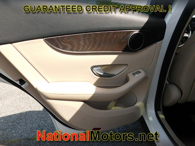 Mercedes-Benz GLC Vehicle Full-screen Gallery Image 12