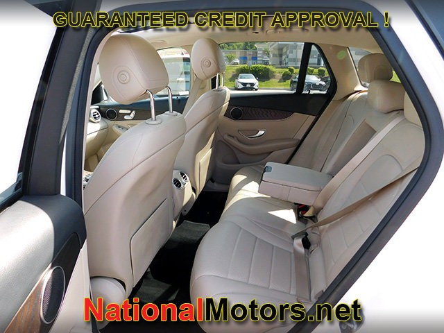 Mercedes-Benz GLC Vehicle Full-screen Gallery Image 13