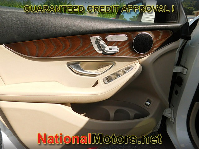 Mercedes-Benz GLC Vehicle Full-screen Gallery Image 16