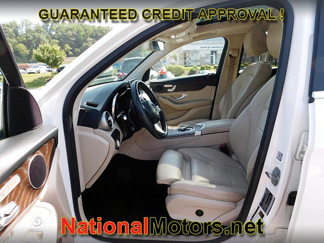 Mercedes-Benz GLC Vehicle Full-screen Gallery Image 18