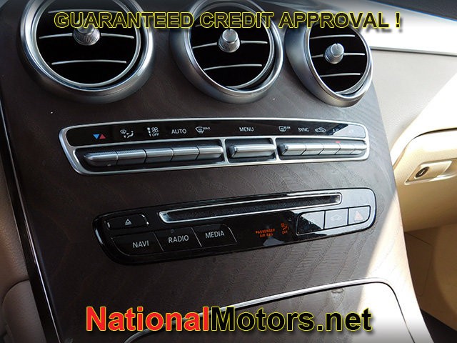 Mercedes-Benz GLC Vehicle Full-screen Gallery Image 22
