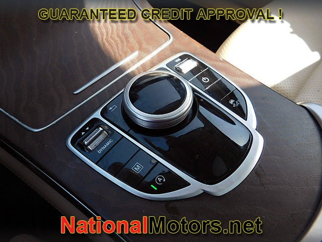 Mercedes-Benz GLC Vehicle Full-screen Gallery Image 23
