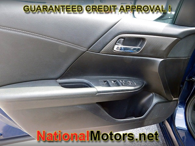 Honda Accord Sedan Vehicle Full-screen Gallery Image 12