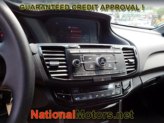 Honda Accord Sedan Vehicle Full-screen Gallery Image 16