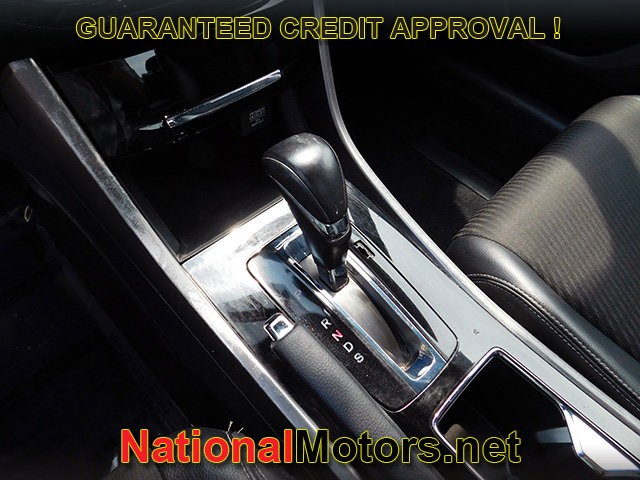 Honda Accord Sedan Vehicle Full-screen Gallery Image 18