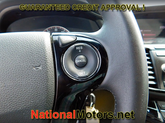 Honda Accord Sedan Vehicle Full-screen Gallery Image 19