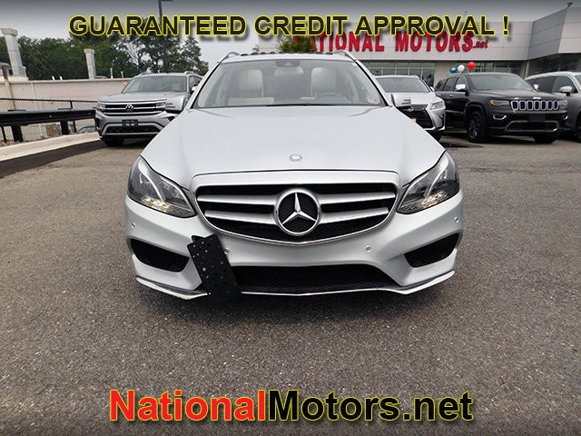 Mercedes-Benz E-Class Vehicle Full-screen Gallery Image 03