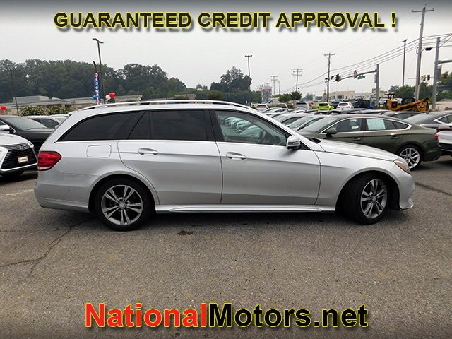 Mercedes-Benz E-Class Vehicle Full-screen Gallery Image 04
