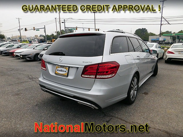 Mercedes-Benz E-Class Vehicle Full-screen Gallery Image 05