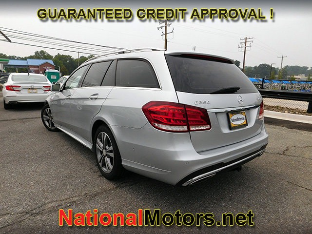 Mercedes-Benz E-Class Vehicle Full-screen Gallery Image 06
