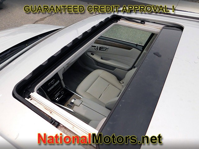 Mercedes-Benz E-Class Vehicle Full-screen Gallery Image 08