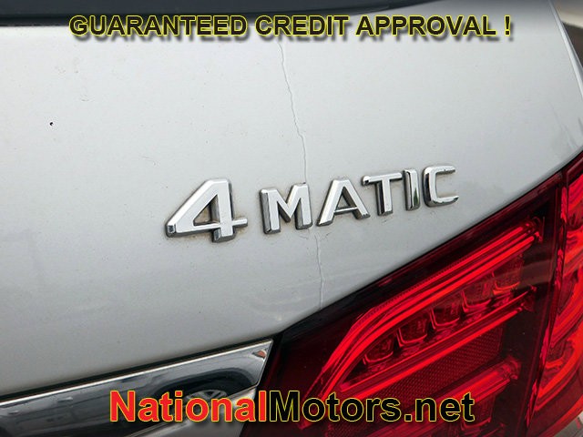 Mercedes-Benz E-Class Vehicle Full-screen Gallery Image 09