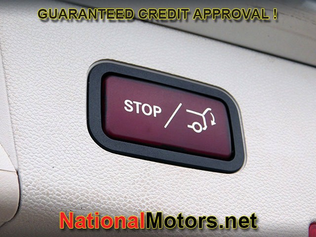 Mercedes-Benz E-Class Vehicle Full-screen Gallery Image 12