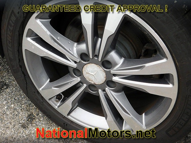 Mercedes-Benz E-Class Vehicle Full-screen Gallery Image 13