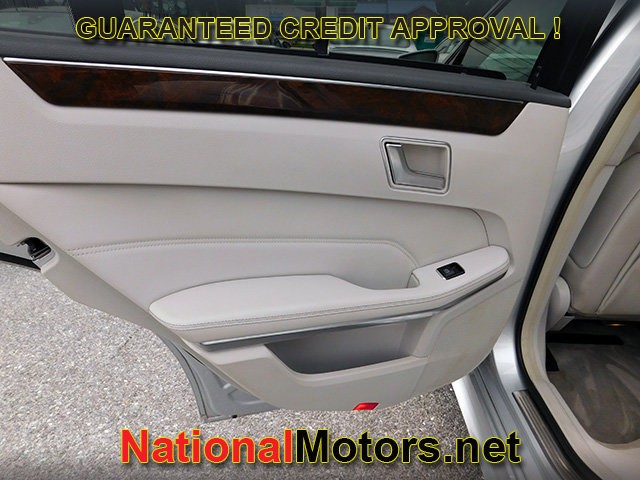 Mercedes-Benz E-Class Vehicle Full-screen Gallery Image 14