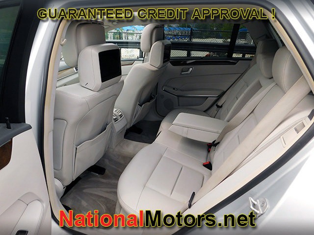 Mercedes-Benz E-Class Vehicle Full-screen Gallery Image 15