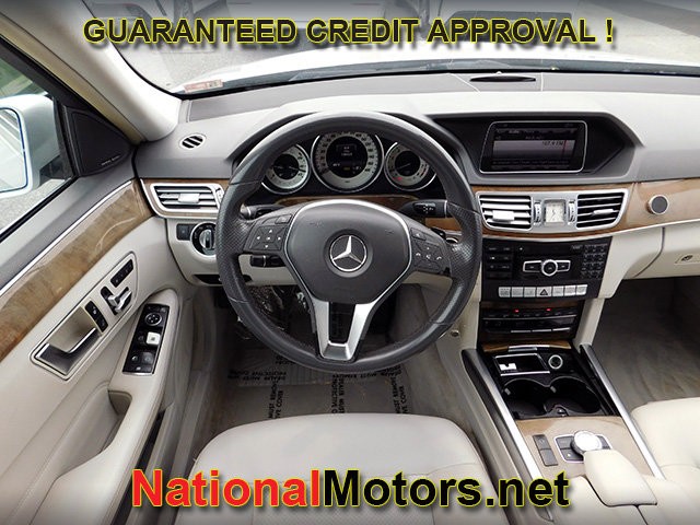 Mercedes-Benz E-Class Vehicle Full-screen Gallery Image 18