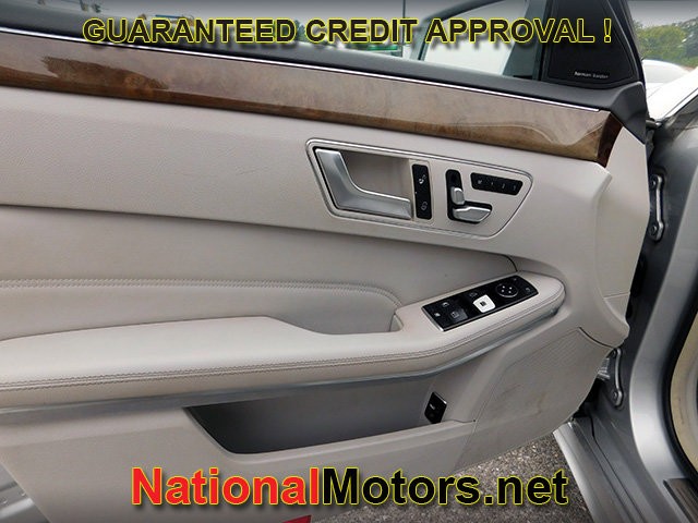 Mercedes-Benz E-Class Vehicle Full-screen Gallery Image 19