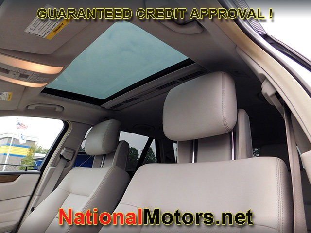 Mercedes-Benz E-Class Vehicle Full-screen Gallery Image 20