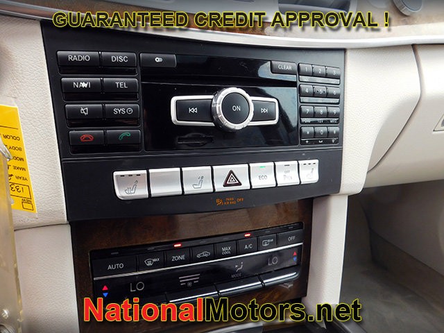 Mercedes-Benz E-Class Vehicle Full-screen Gallery Image 23