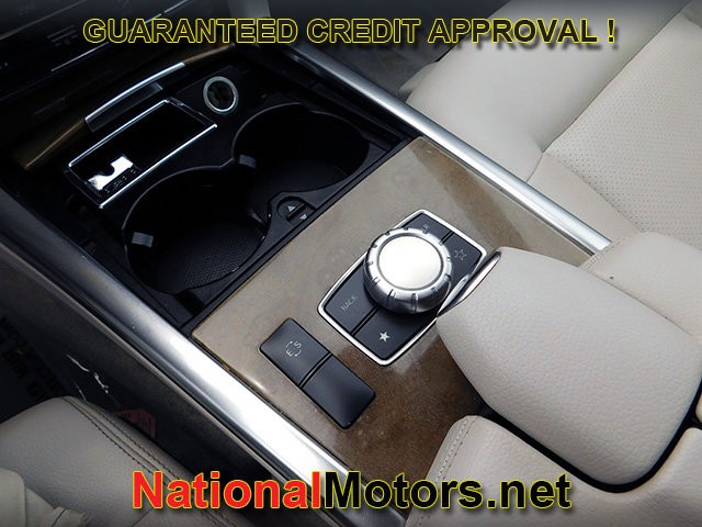 Mercedes-Benz E-Class Vehicle Full-screen Gallery Image 24