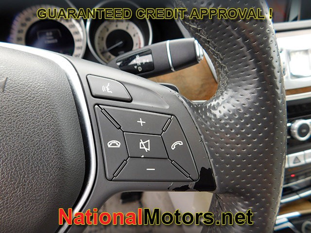 Mercedes-Benz E-Class Vehicle Full-screen Gallery Image 25