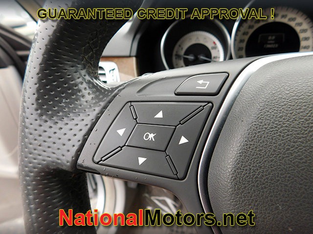 Mercedes-Benz E-Class Vehicle Full-screen Gallery Image 26