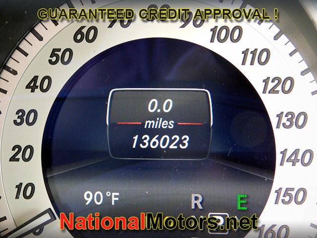 Mercedes-Benz E-Class Vehicle Full-screen Gallery Image 27