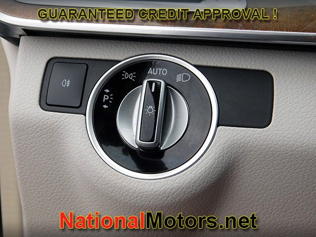 Mercedes-Benz E-Class Vehicle Full-screen Gallery Image 28