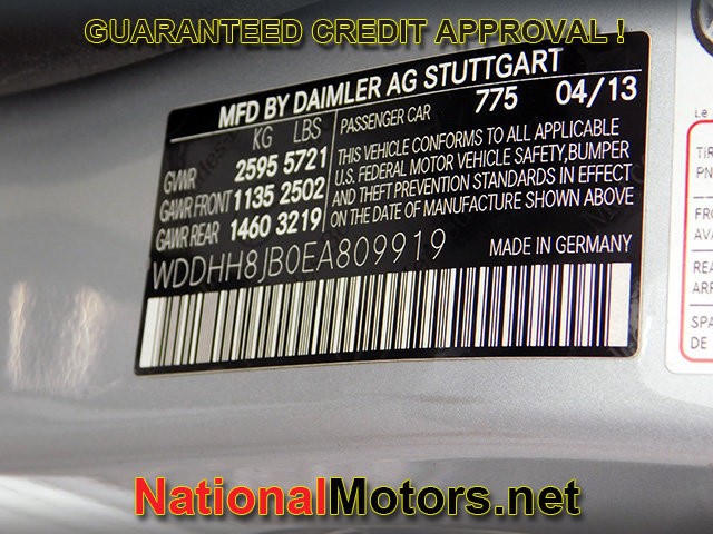 Mercedes-Benz E-Class Vehicle Full-screen Gallery Image 29