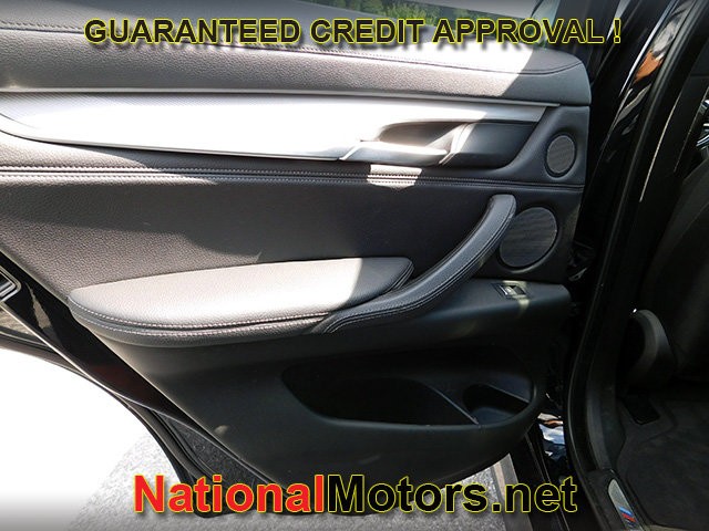 BMW X6 Vehicle Full-screen Gallery Image 12