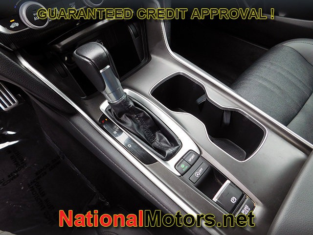 Honda Accord Sedan Vehicle Full-screen Gallery Image 19