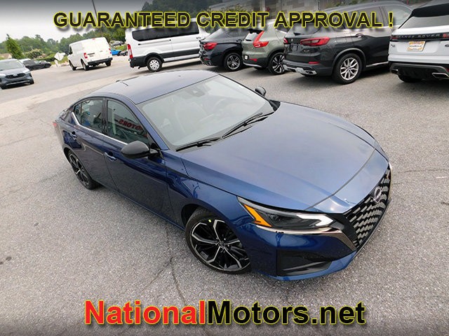 Nissan Altima Vehicle Full-screen Gallery Image 02