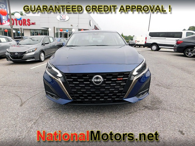 Nissan Altima Vehicle Full-screen Gallery Image 03