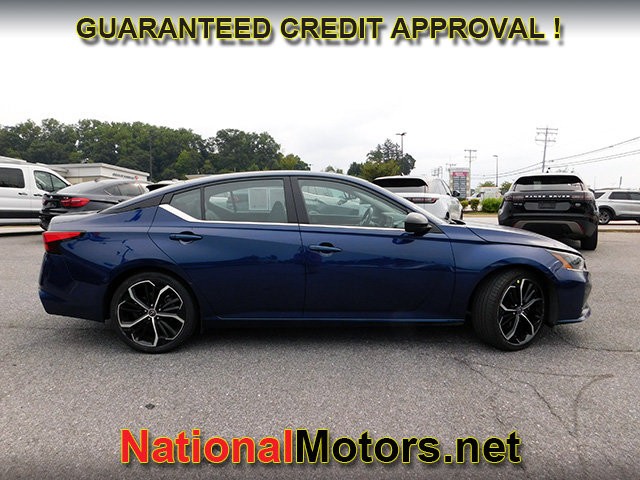Nissan Altima Vehicle Full-screen Gallery Image 04