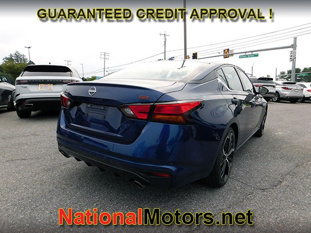 Nissan Altima Vehicle Full-screen Gallery Image 05
