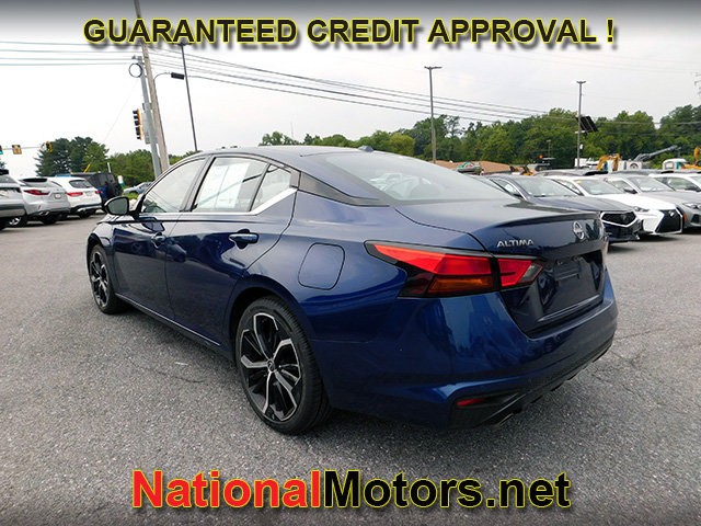 Nissan Altima Vehicle Full-screen Gallery Image 06